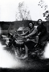 2 flickor motorcykel
